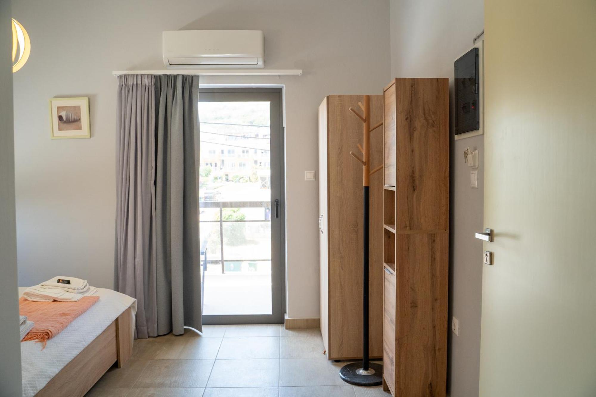 Nefeli Rooms Agia Marina  ภายนอก รูปภาพ